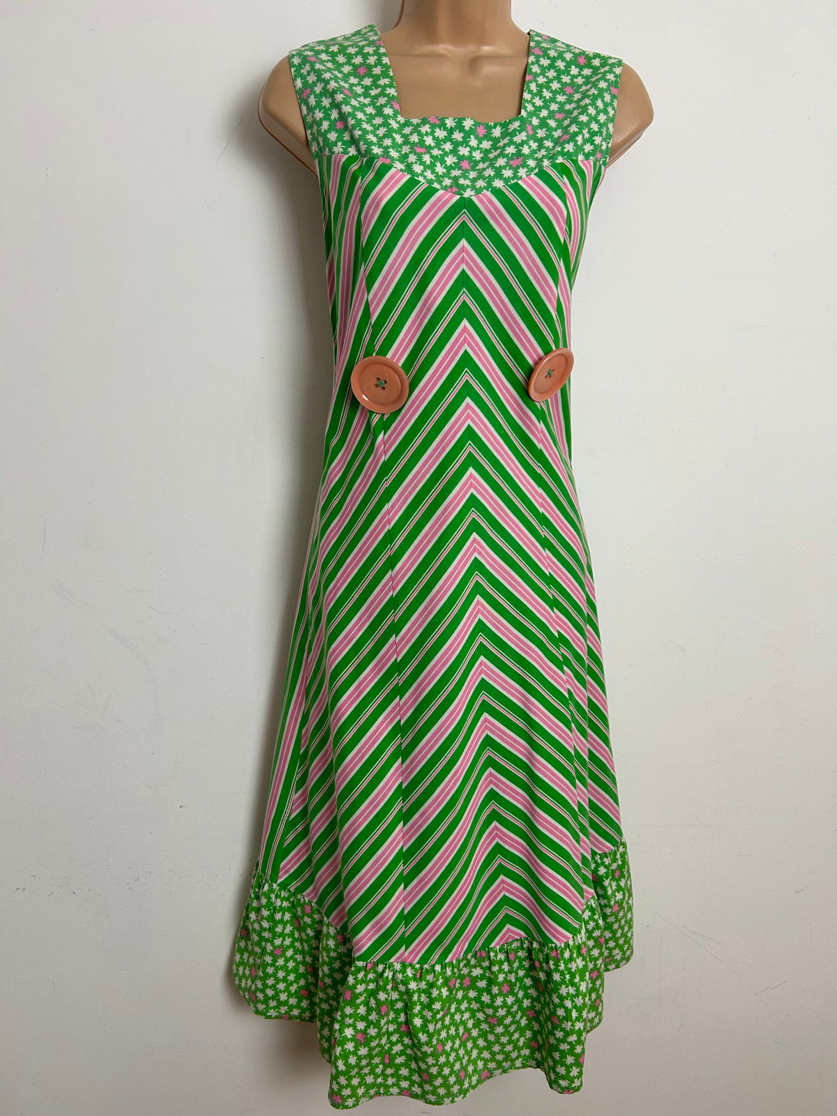 Vintage 1970s Size 10-12 Green & Pink Chevron Stripe & Leaf Print Cotton Button Detail Shift Dress