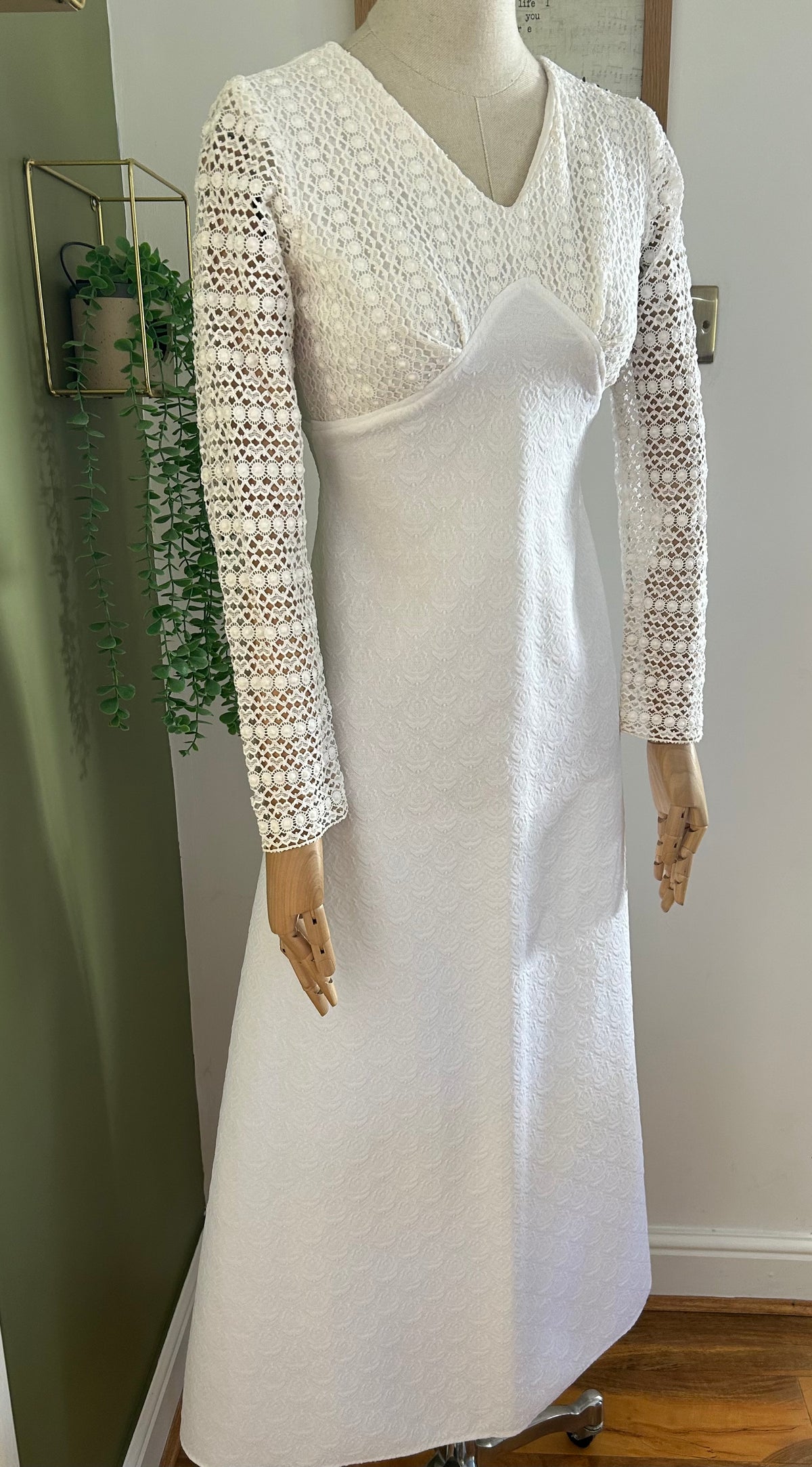 Vintage 1960s Size 6-8 White Textured Lace Long Sleeve Crimplene Mod Summer/Wedding Maxi Dress