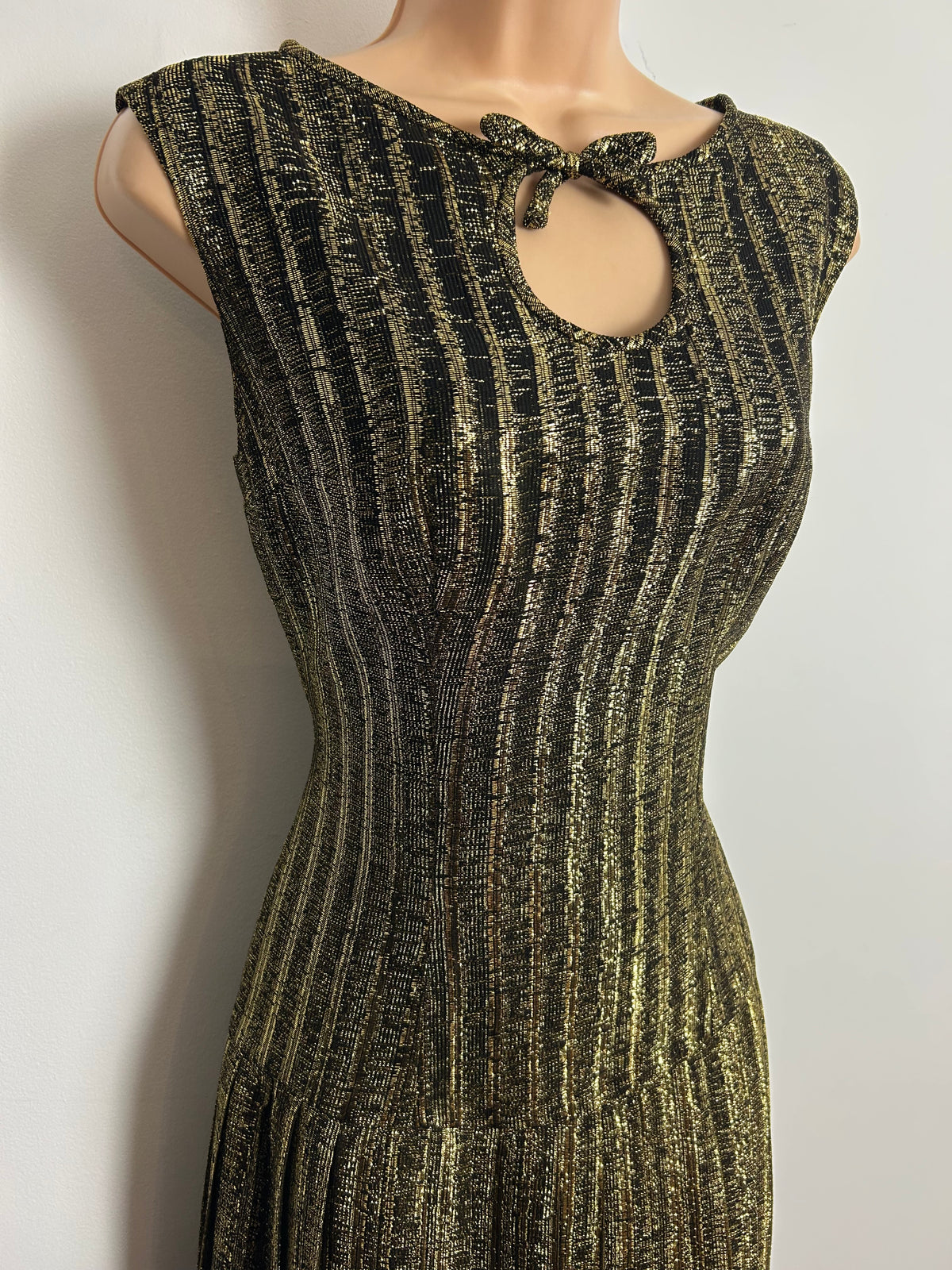 Vintage 1960s Size 8 Black & Gold Metallic Lurex Sleeveless Pleated Mod Shift Party Dress