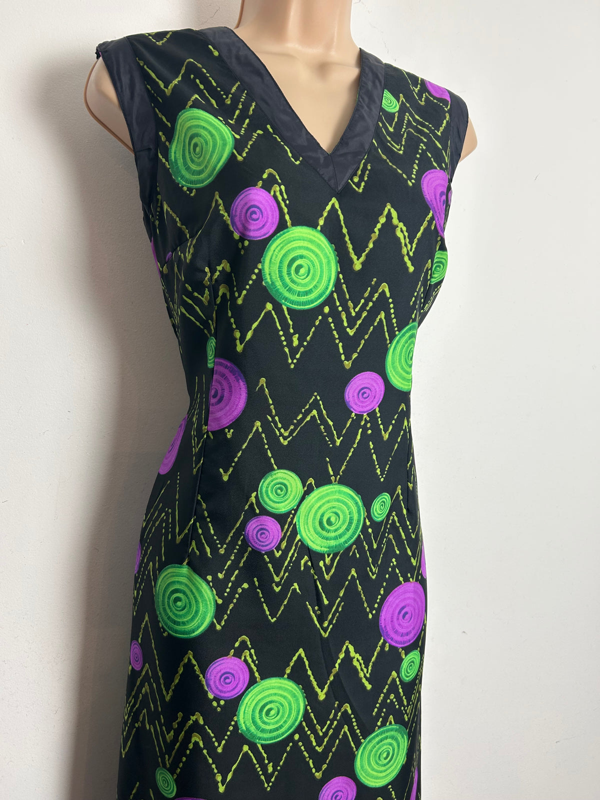 Vintage 1970s Size 14 Black Green & Purple Abstract Circle & Zig Zag Print Sleeveless Maxi Dress