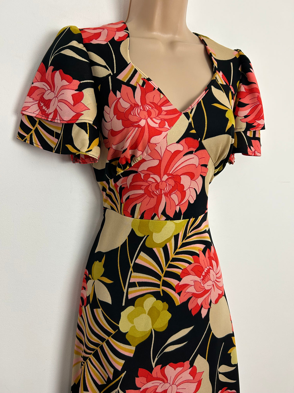 Vintage 1970s Size 10 Black Beige & Coral Tones Floral Print Short Sleeve Tie Back Maxi Dress