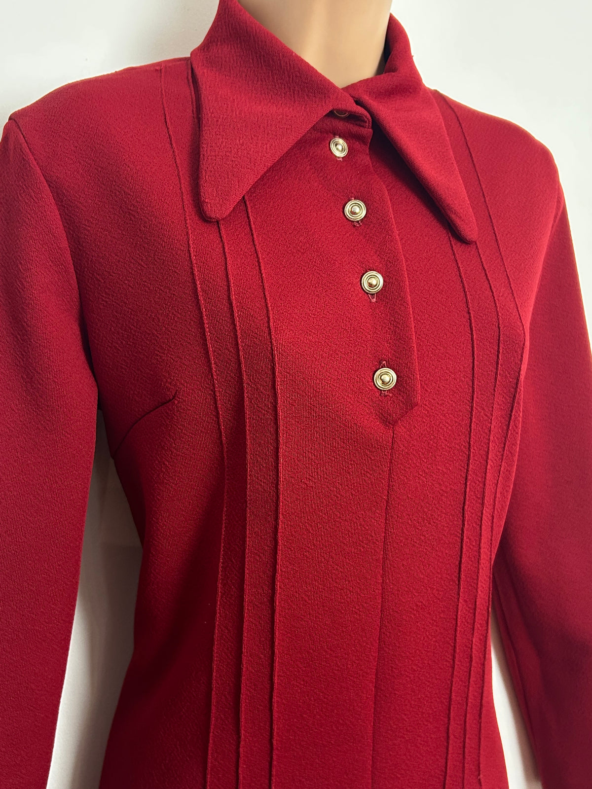 Vintage 1960s Size 10-12 Dark Red Dagger Collar Pintuck Pleat Detail Micro Mini Shift Dress