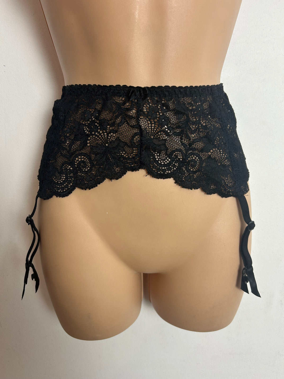 Vintage 1990s Size 8-10 CHARME Black Lace Suspender Belt