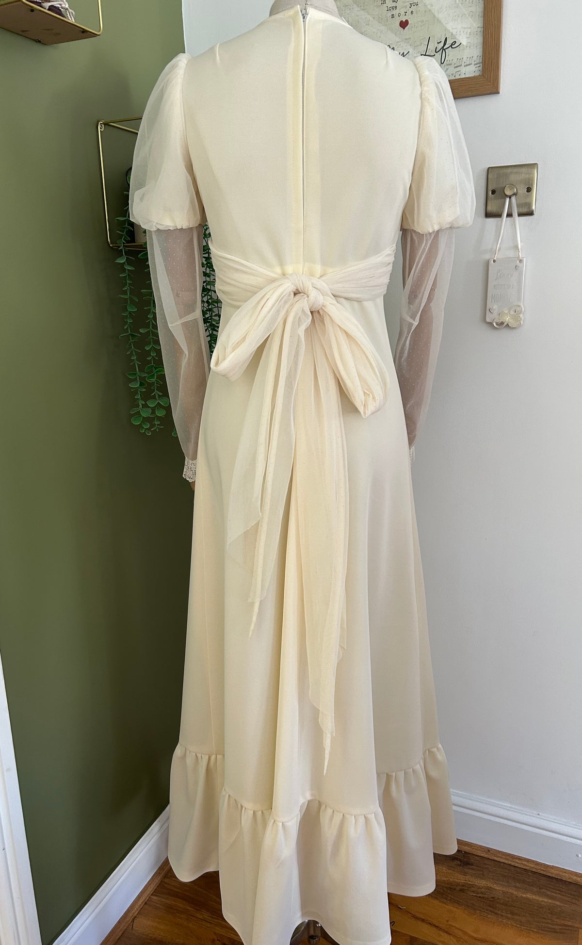 Vintage 1970s Size 8 Cream Juliet Sleeve Lace Trim Prairie Boho Occasion/Wedding Maxi Dress