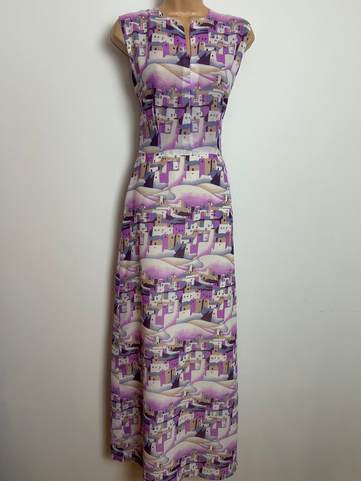 Vintage 1970s Size 8 White Pink & Violet Stylised Greek Village Print Chiffon Maxi Dress