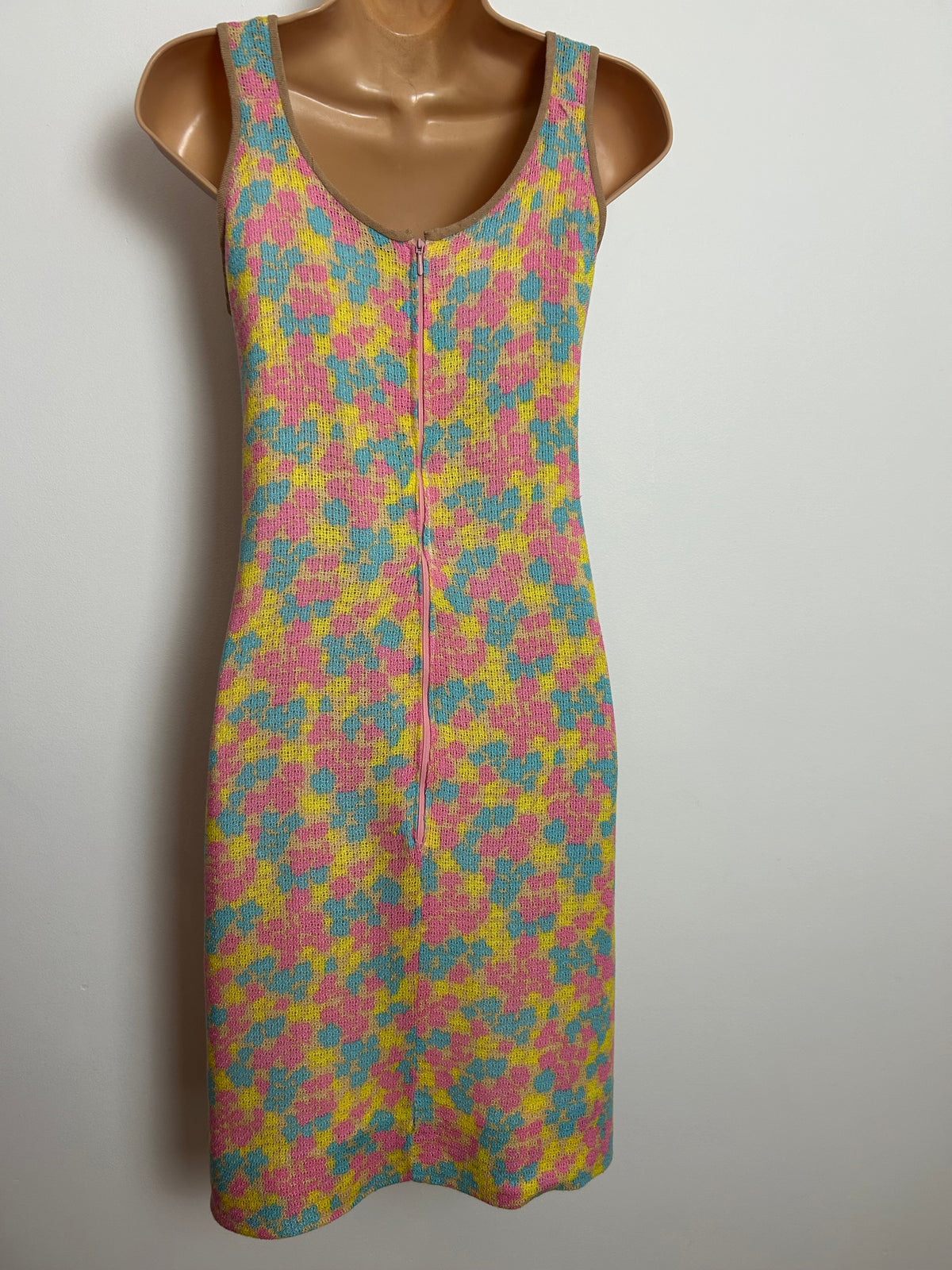 Vintage 1960s Size 6 Beige Pink Blue & Yellow Abstract Print Knitted Day Dress
