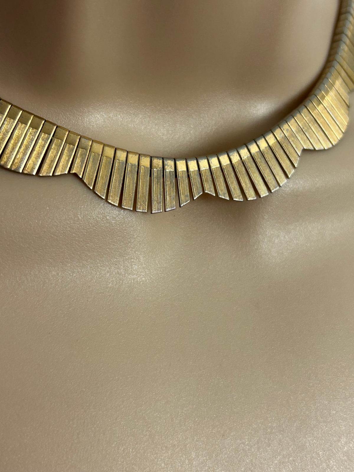 Vintage 1960s Gorgeous Gold Tone Metal Scallop Edged Choker Necklace