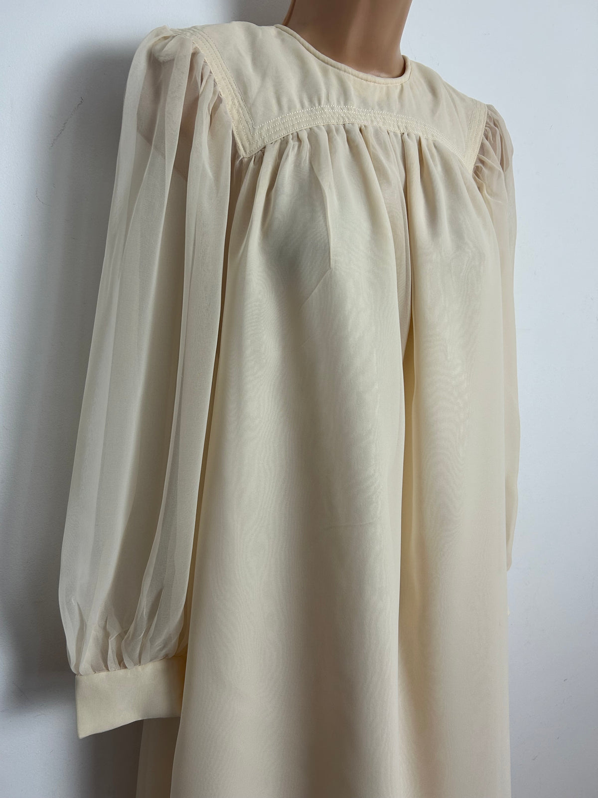 Vintage 1970s Size 10 Cream Long Sleeve Chiffon Smock Trapeze Dress With Pockets