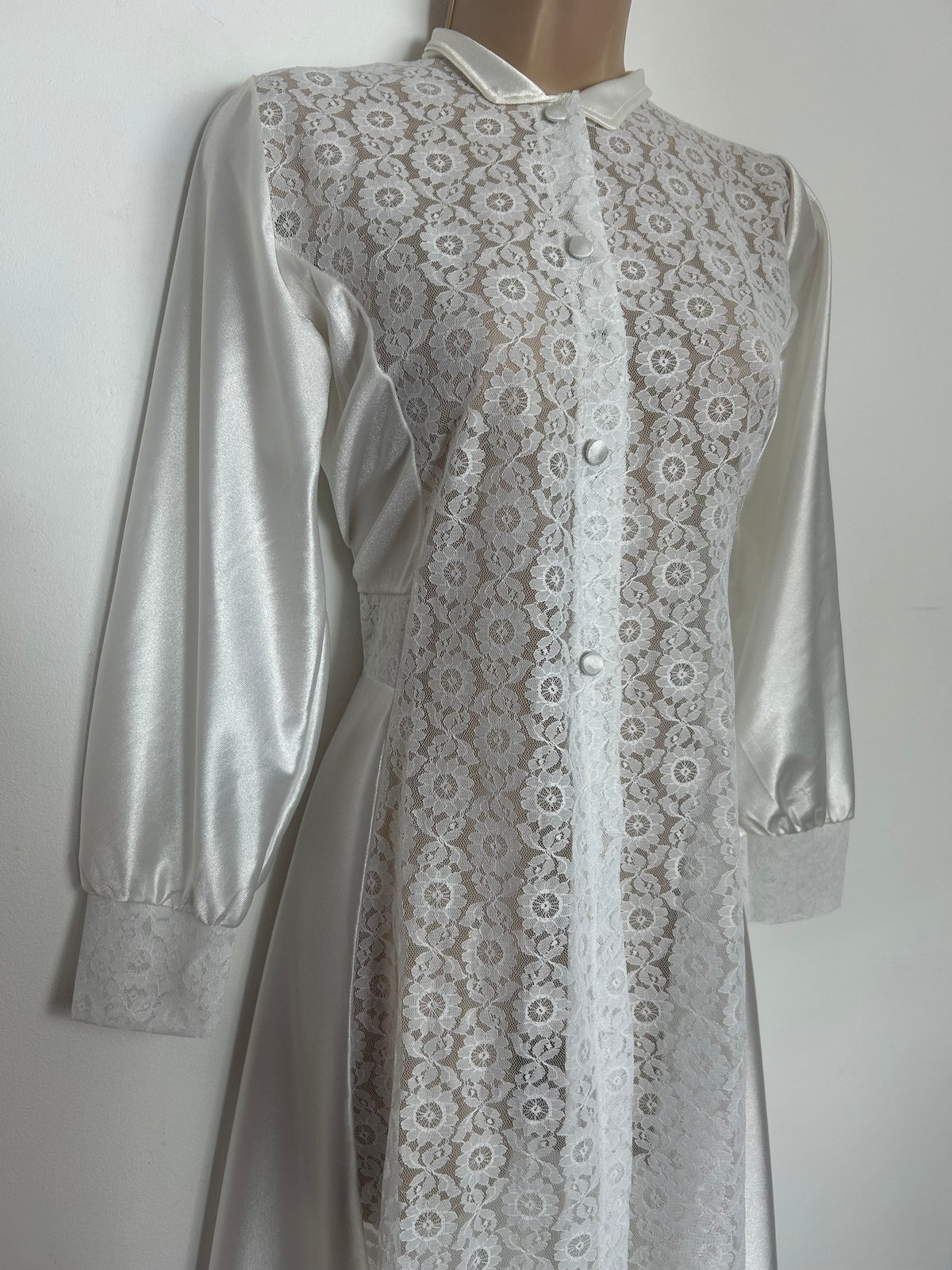Vintage Late 1950s Size 10-12 White Lace Panels Long Sleeve Peignoir House Dress