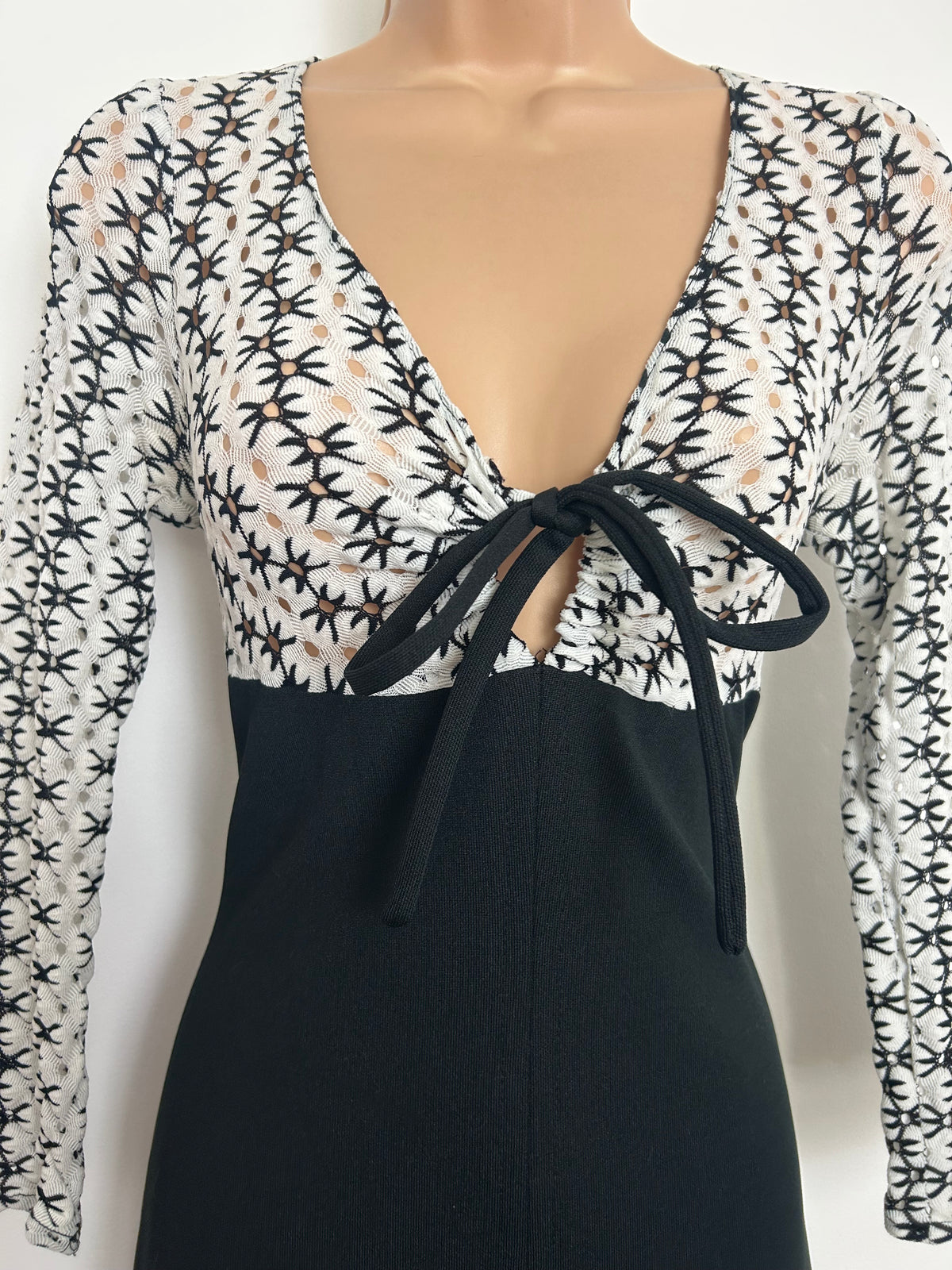 Vintage 1970s Size 6-8 Black & White Keyhole Cut Out Bodice Tie Front Maxi Dress