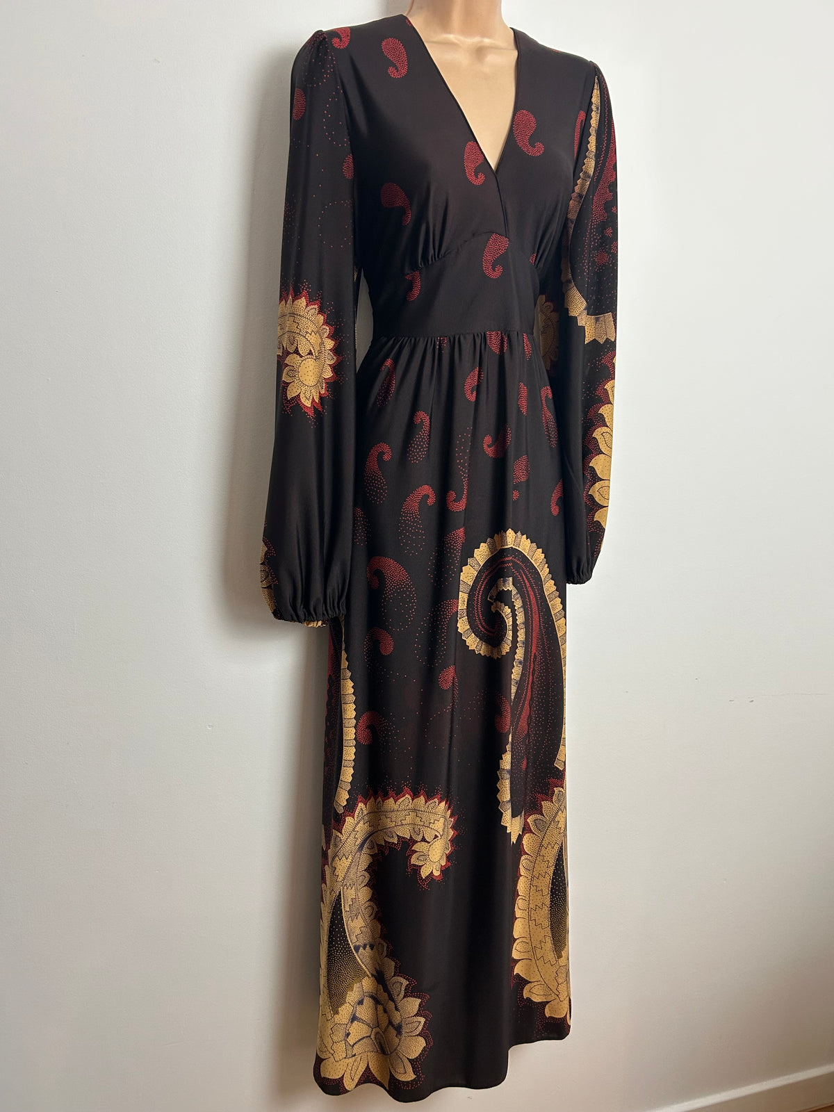 Vintage 1970s Size 12 Brown Beige & Dark Red Paisley Print Long Sleeve Maxi Dress