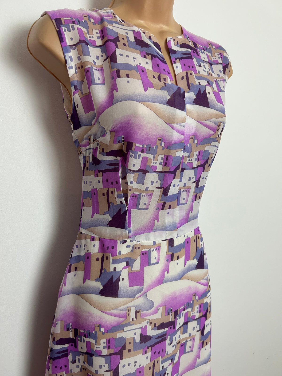 Vintage 1970s Size 8 White Pink & Violet Stylised Greek Village Print Chiffon Maxi Dress