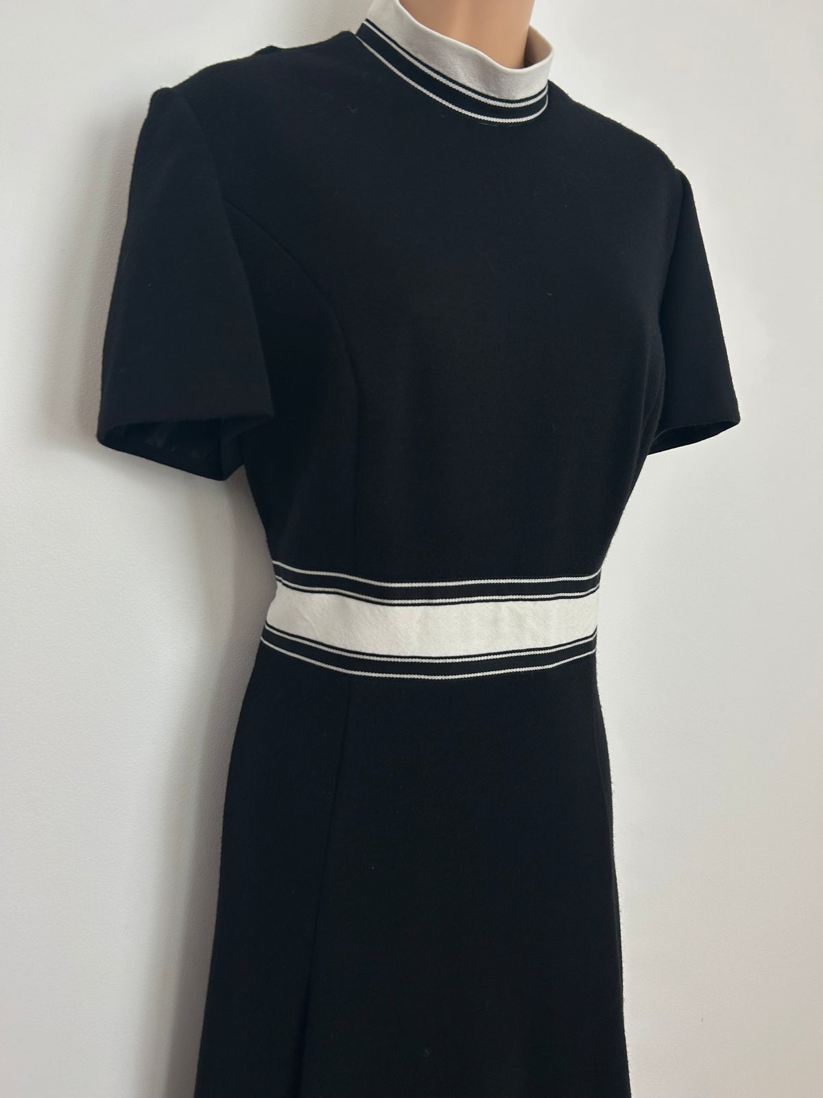 Vintage 1960s ULI RICHTER Size 12 Black & White Pure New Wool Mod Dress