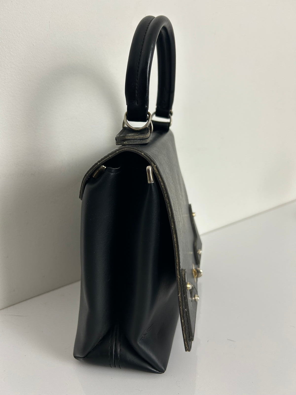 Vintage 1960s Small/Medium Sized Black Leather Handbag With Detachable Shoulder Strap