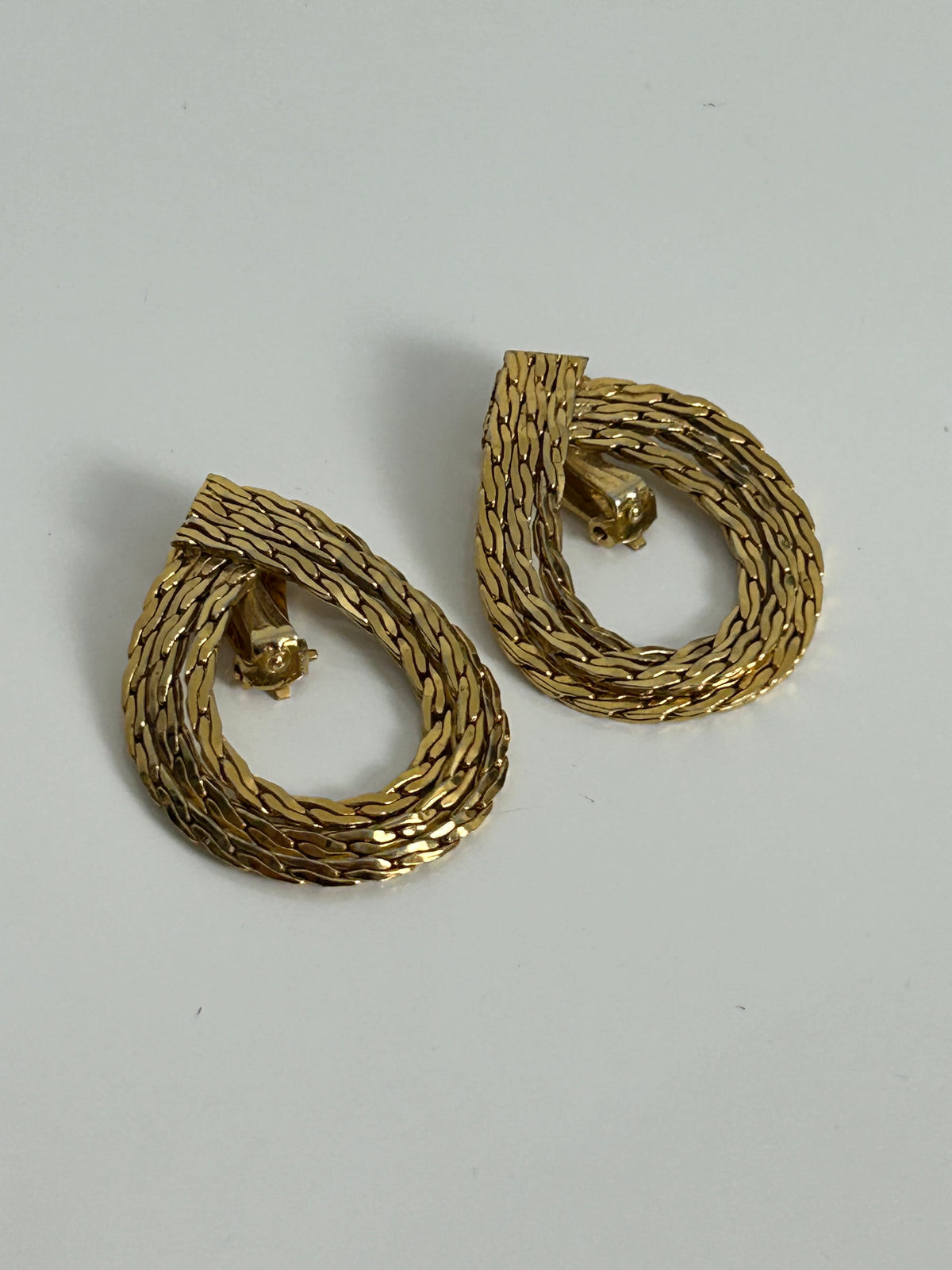 Vintage 1960s Large Gold Tone Interwoven Chain Link Teardrop Clip On Earrings