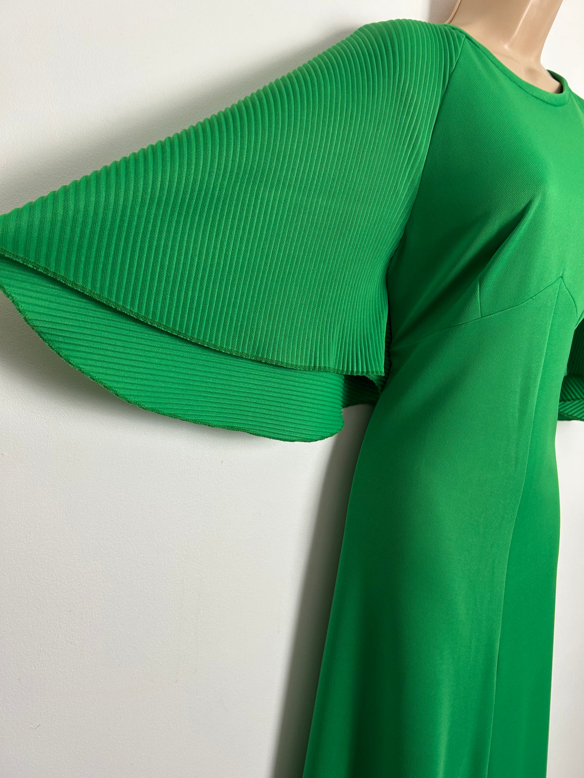 Vintage 1970s Size 12 Emerald Green Plisse Pleated Flared Sleeve Maxi Dress