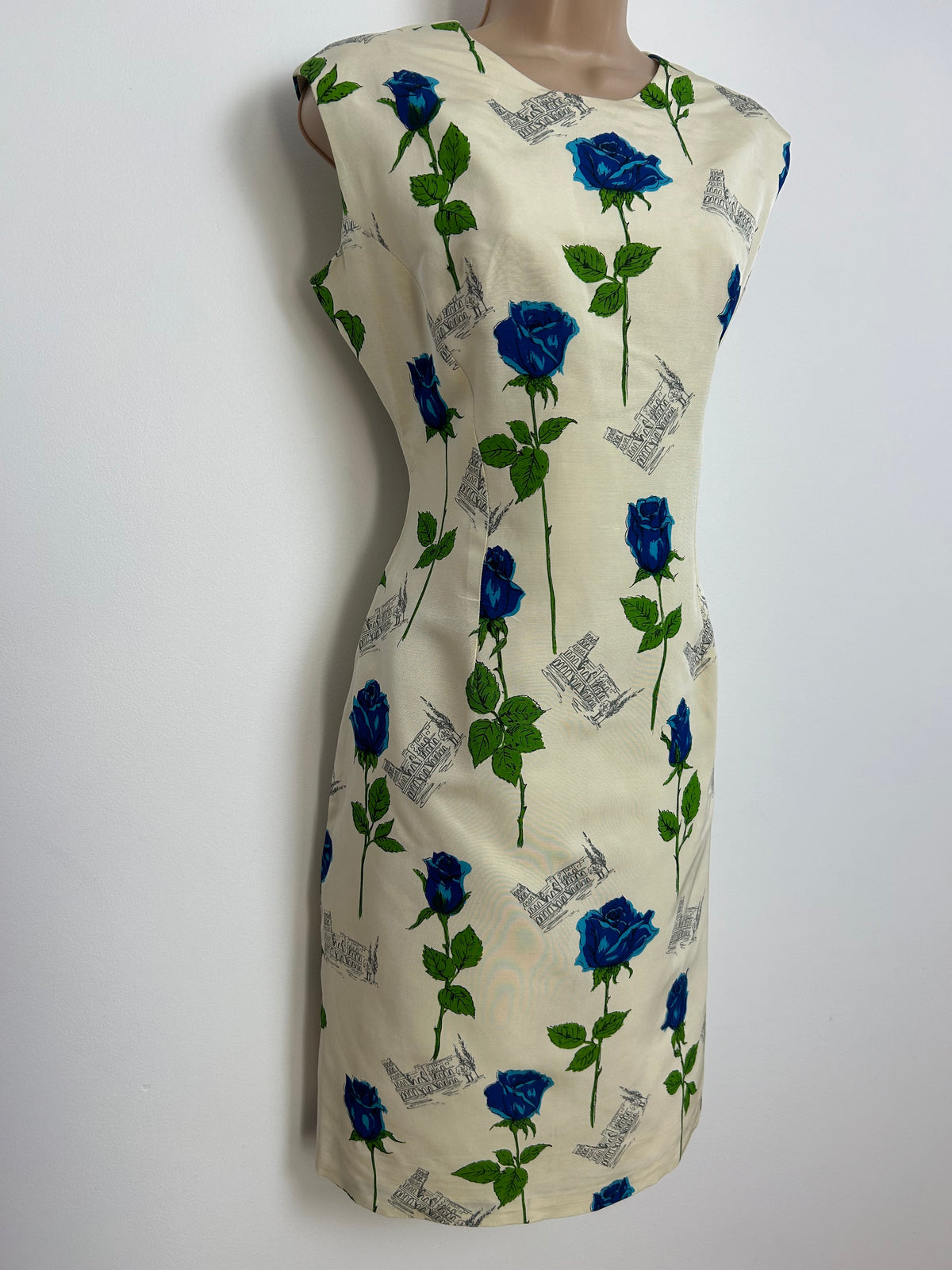 Vintage Early 1960s Size 14 Cream Blue & Grey Rose & Colosseum Novelty Print Wiggle Dress