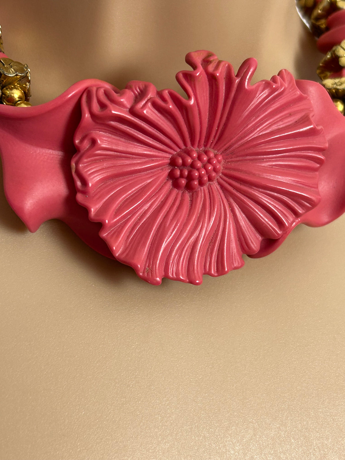 Vintage 1960s Fabulous Chunky Pink & Gold Plastic Floral Statement Choker Necklace