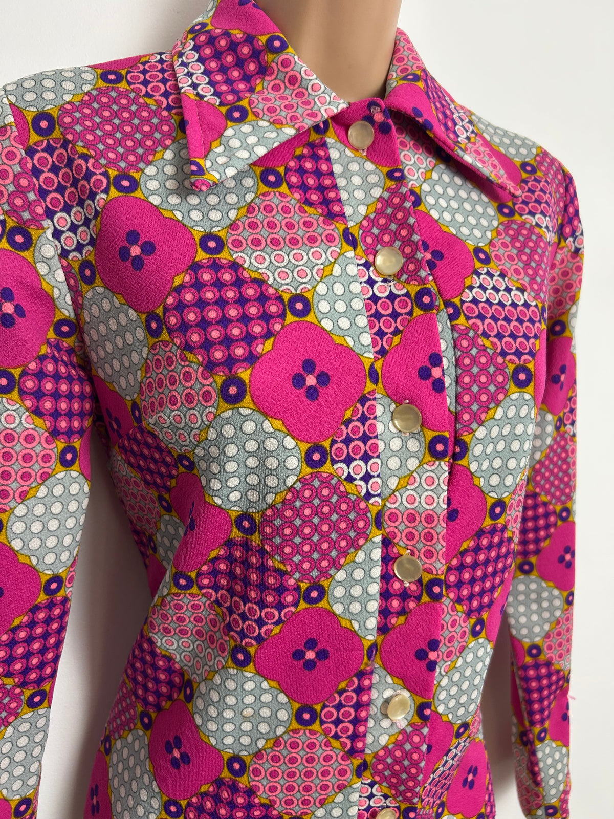 Vintage 1970s Size 12 Pink & Grey Tones Abstract Polka Dot & Psychedelic Print Dagger Collar Shirt