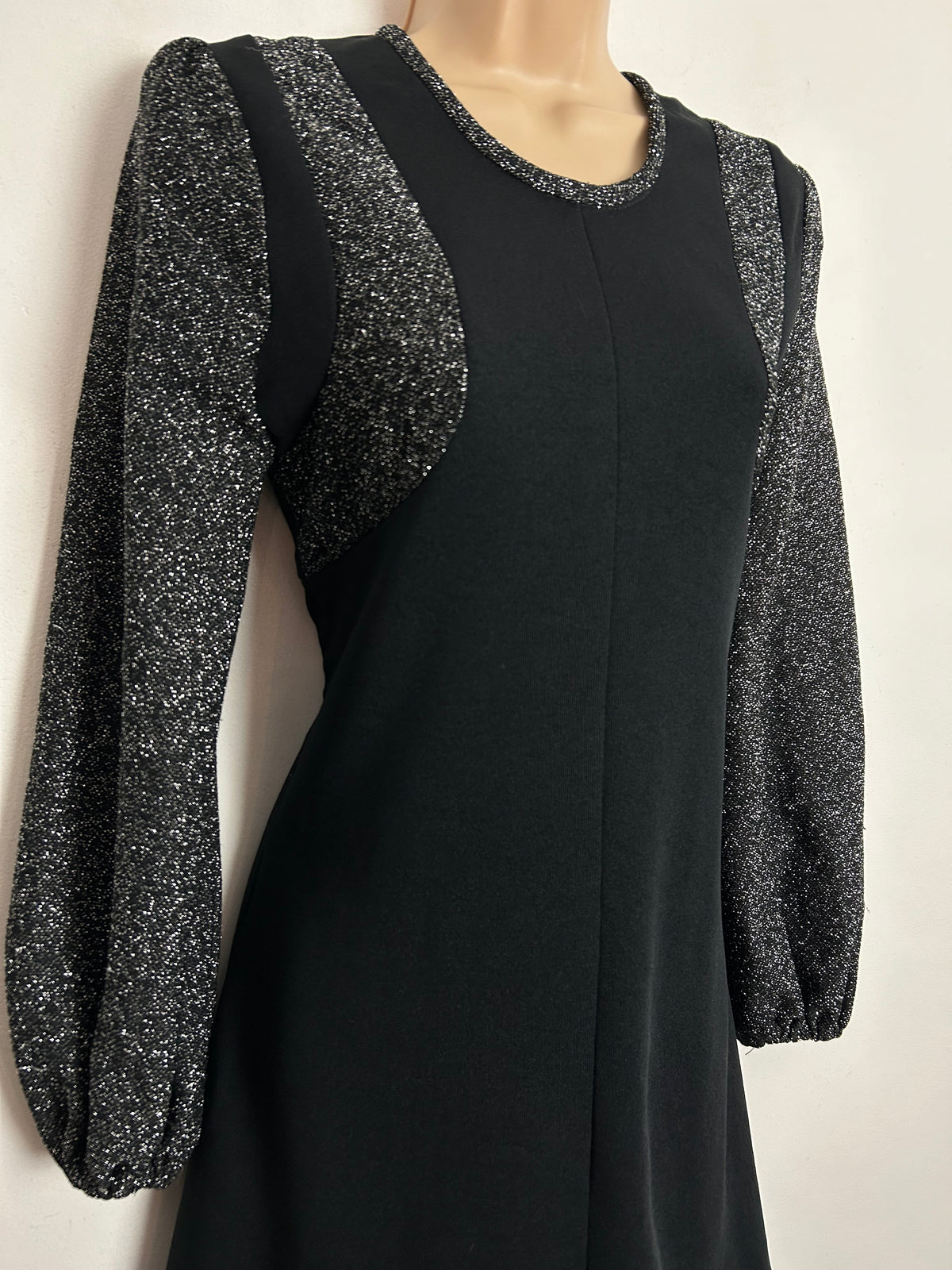 Vintage 1970s UK Size 8-10 Black & Silver Lurex Detail Long Sleeve Mini Shift Party Mod Dress