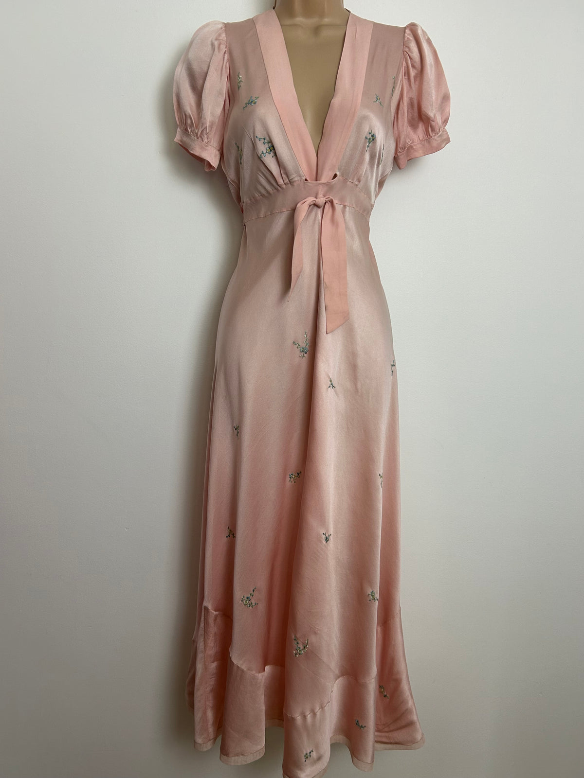 Vintage 1930s/1940s EXQUISITE Size 8 Pale Pink Silk Embroidered Nightdress