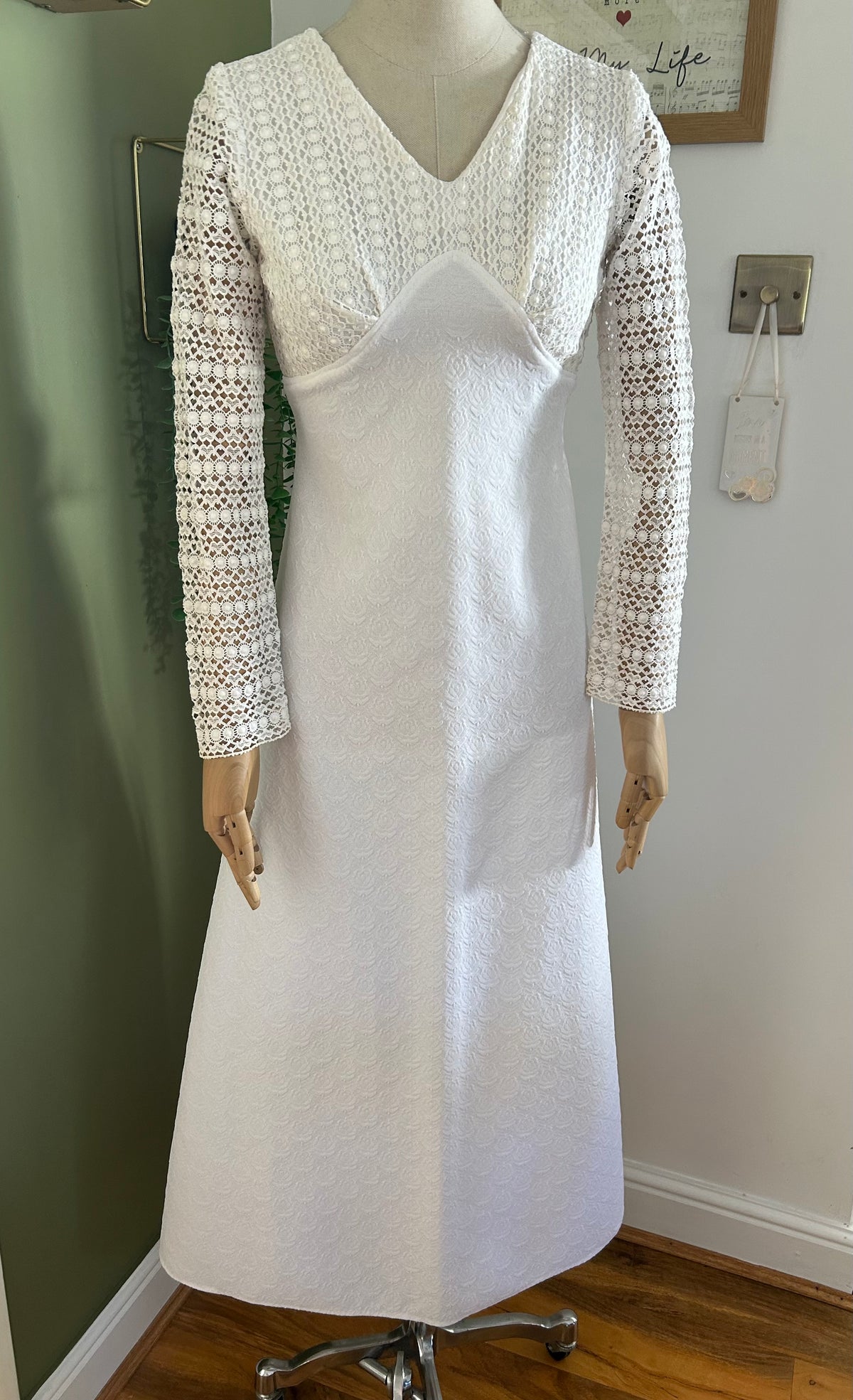 Vintage 1960s Size 6-8 White Textured Lace Long Sleeve Crimplene Mod Summer/Wedding Maxi Dress
