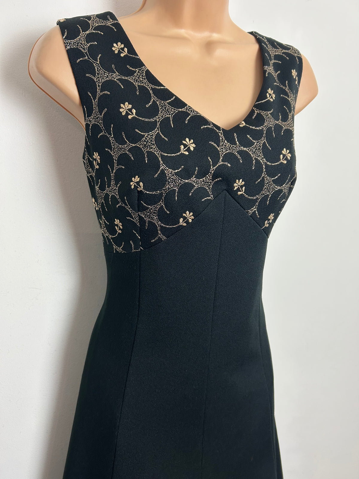 Vintage 1970s Size 10 Black & Metallic Gold Embroidered Detail Xmas Party Shift Dress