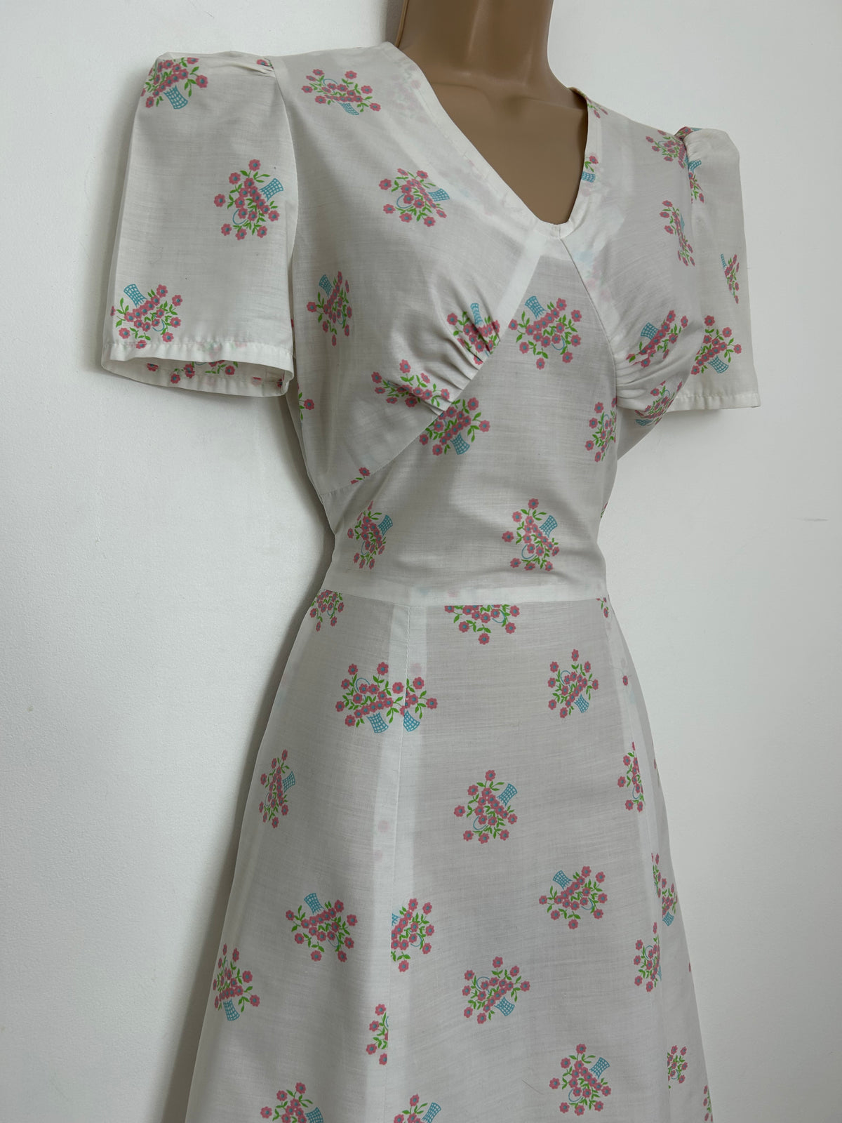 Vintage 1970s Size 10 Pretty White Pink & Blue Basket Of Flowers Print Cotton Mix Summer Maxi Dress