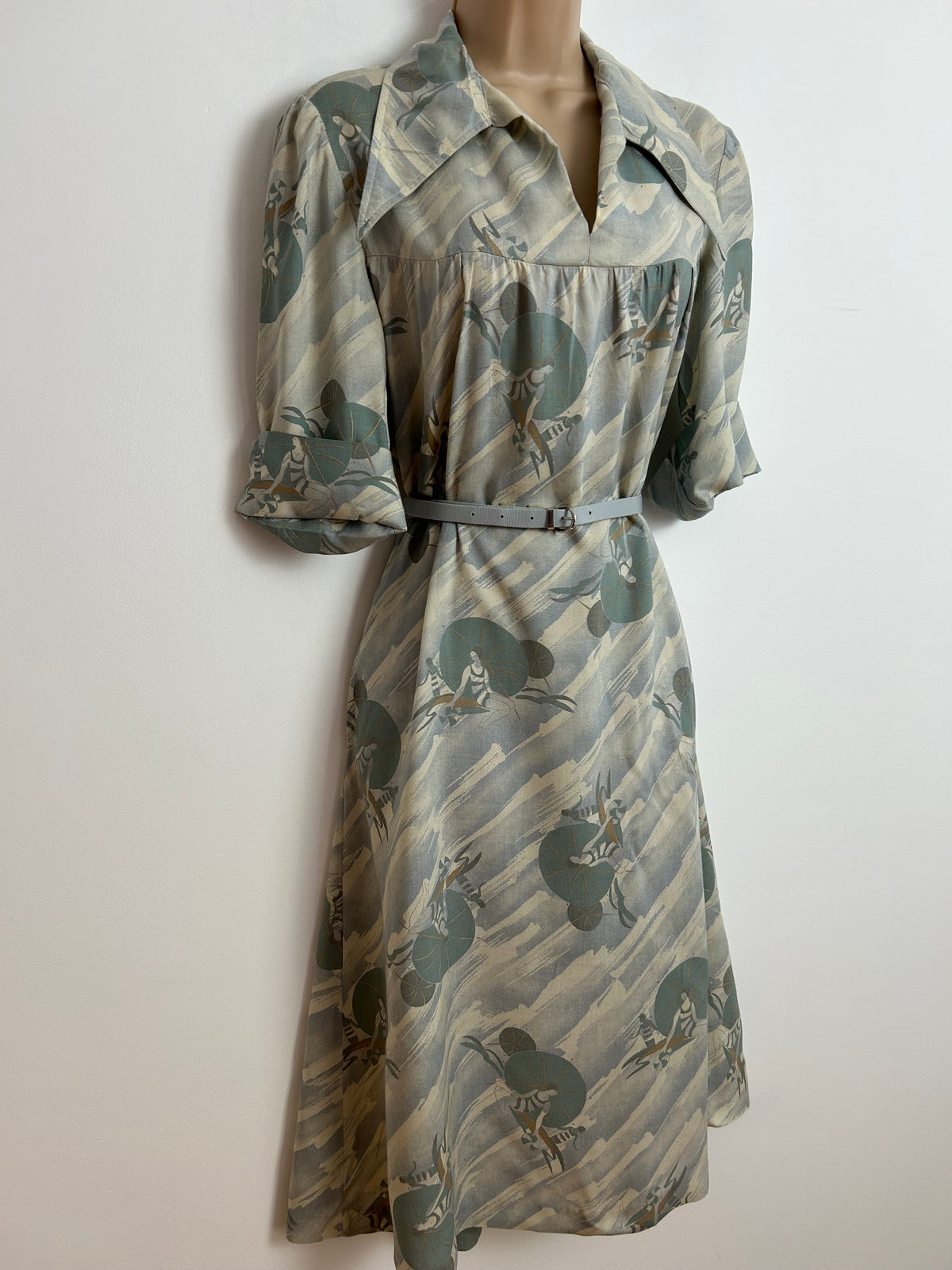 Vintage 1970s C&A UK Size 12 Pale Blue & Grey Art Deco Bathing Belles Beach Novelty Print Dagger Collar Belted Day Dress