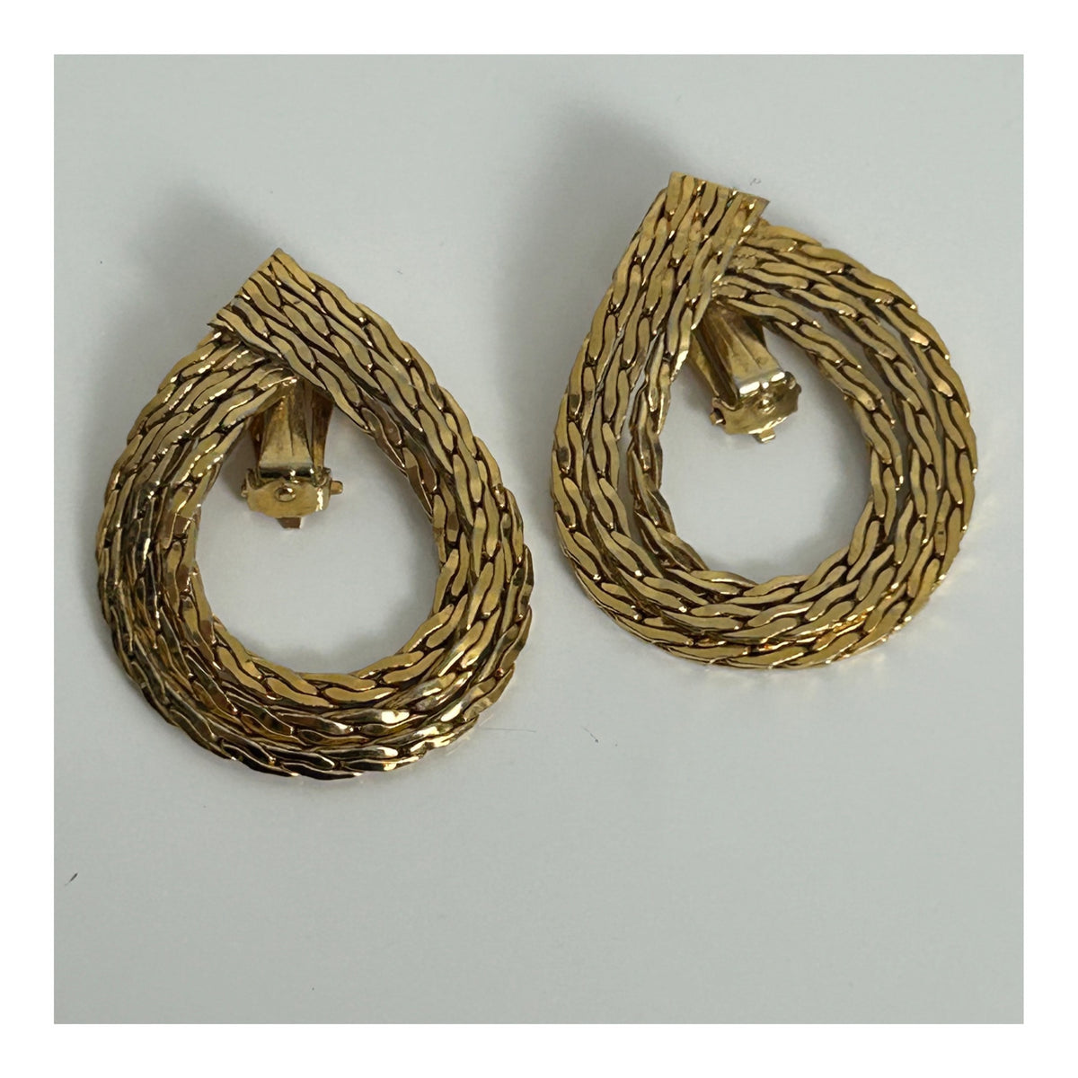 Vintage 1960s Large Gold Tone Interwoven Chain Link Teardrop Clip On Earrings
