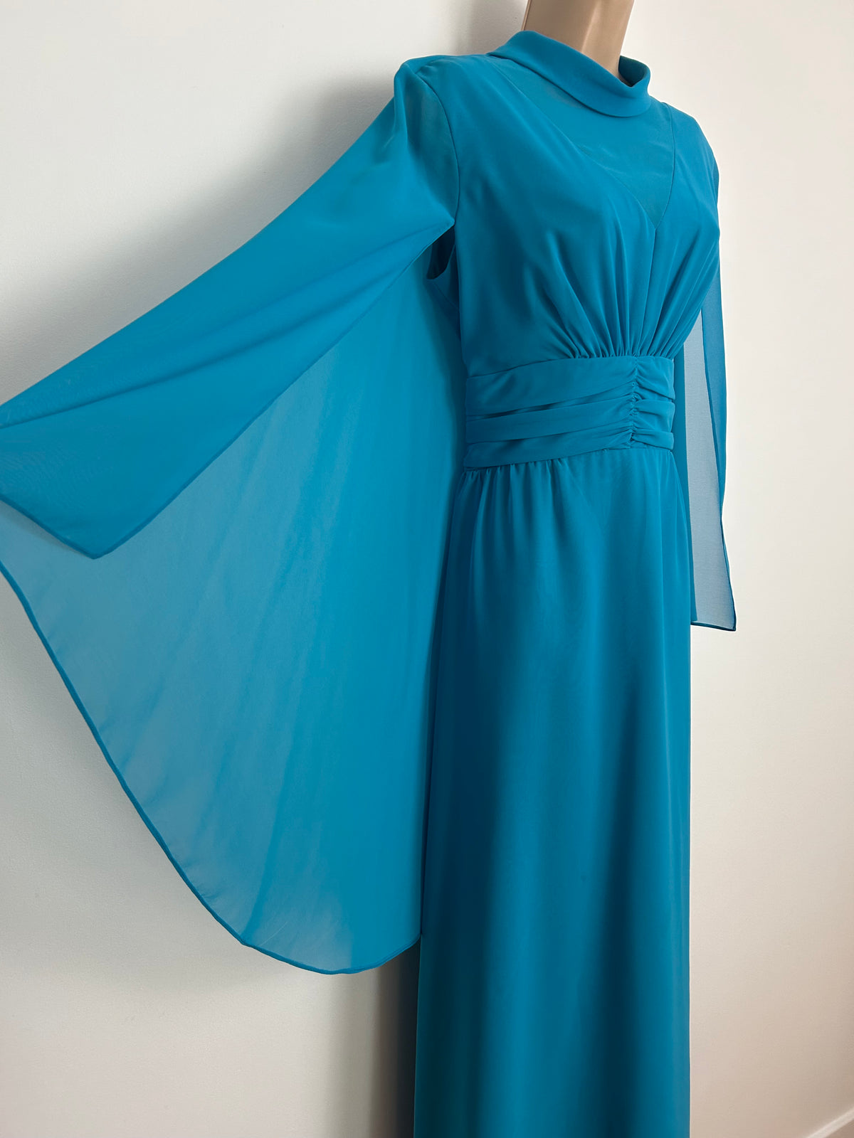 Vintage 1960s CARNEGIE OF LONDON Size 12 Turquoise Blue Chiffon Capelet Cape Sleeve Occasion Dress