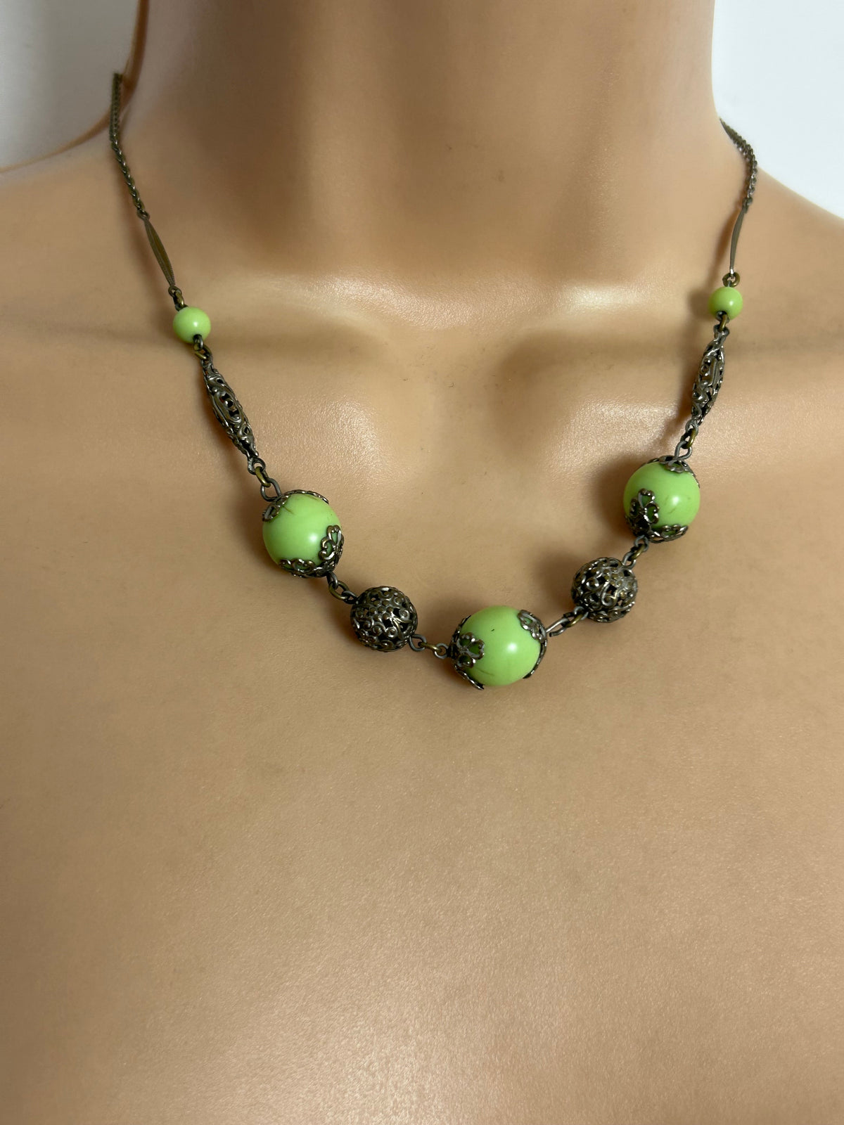 Vintage 1930s Art Deco Green Glass Bead & Gold Tone Filigree Necklace
