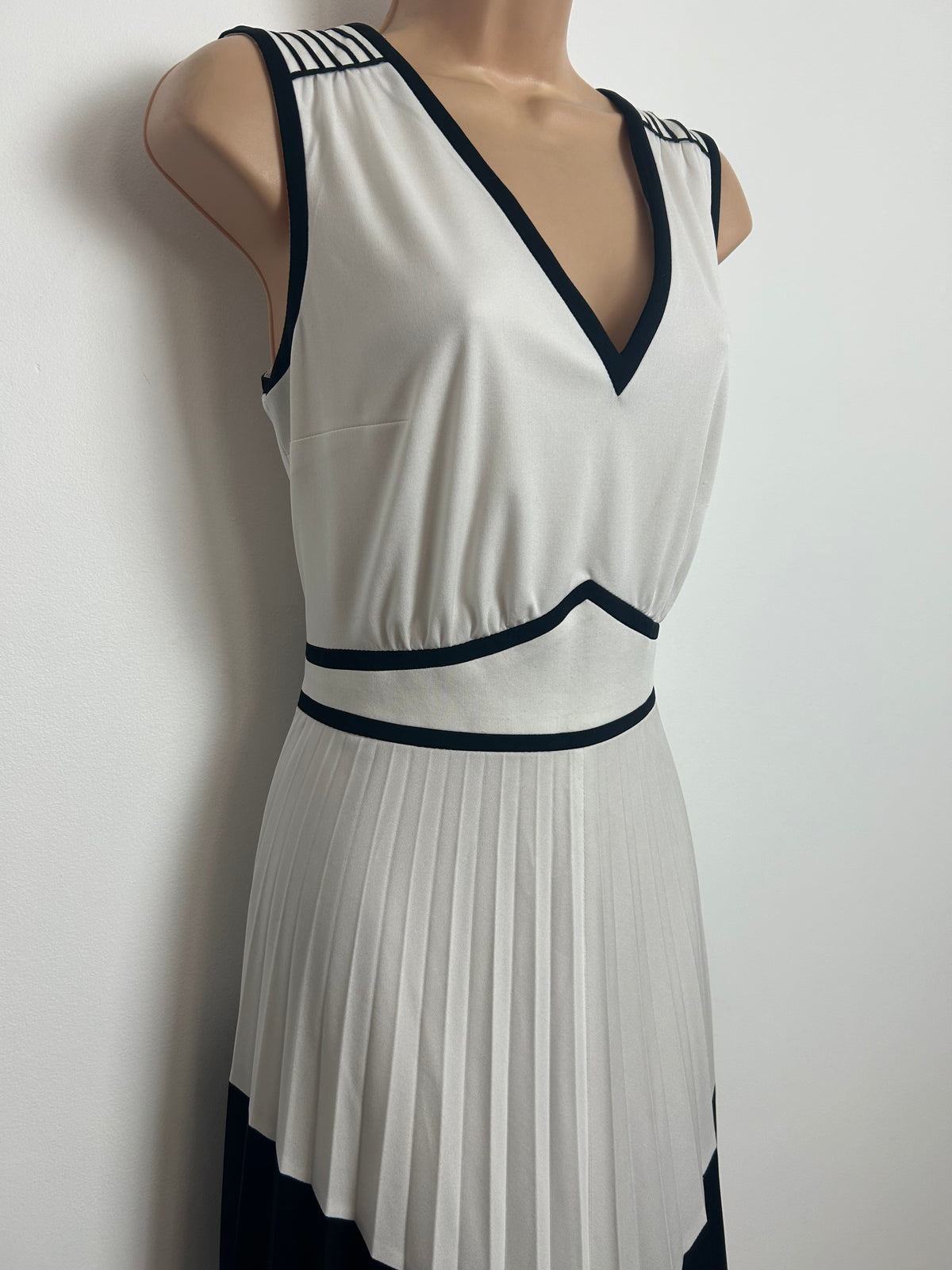 Vintage 1970s Size 14 White & Black Chevron Stripe Sleeveless Pleated Occasion Maxi Dress