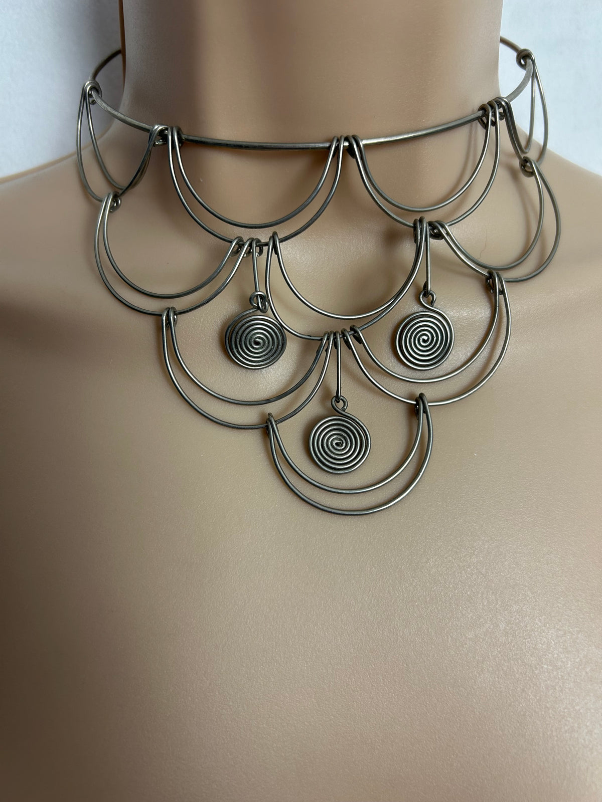 Vintage Silver Tone Scallop Design Chocker Necklace