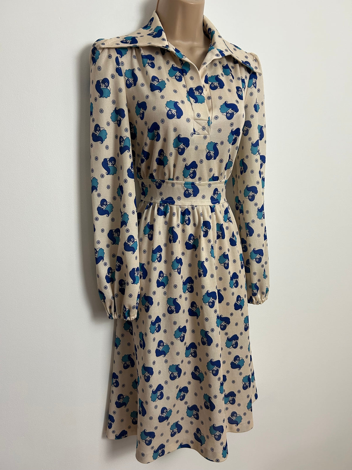 Vintage 1970s JON ADAMS UK Size 8 Cream & Blue Tones 1920s Face Novelty Print Long Sleeve Day Dress