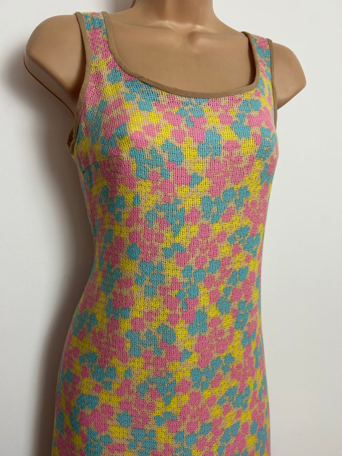 Vintage 1960s Size 6 Beige Pink Blue & Yellow Abstract Print Knitted Day Dress