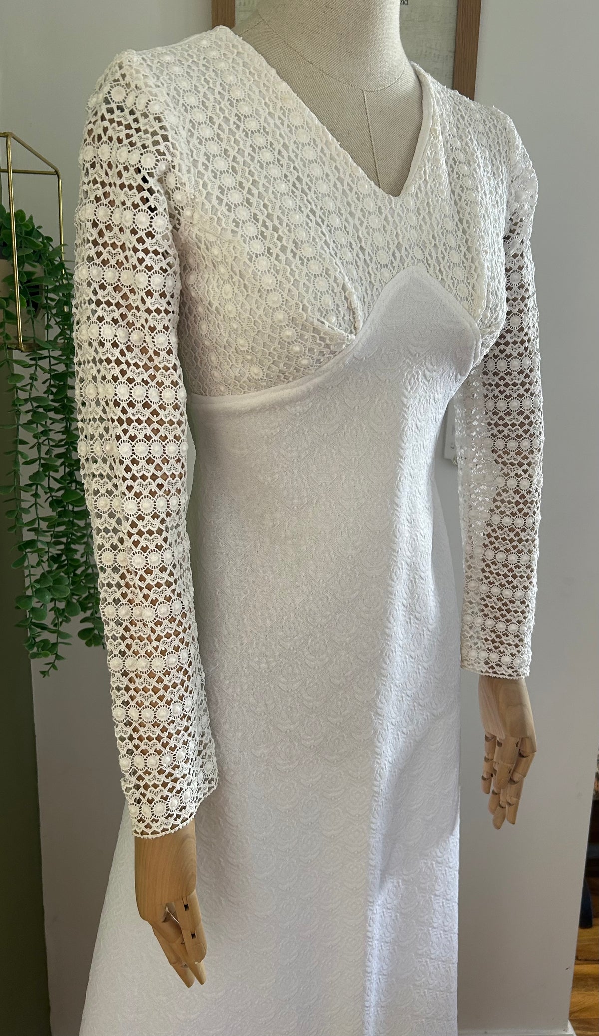 Vintage 1960s Size 6-8 White Textured Lace Long Sleeve Crimplene Mod Summer/Wedding Maxi Dress