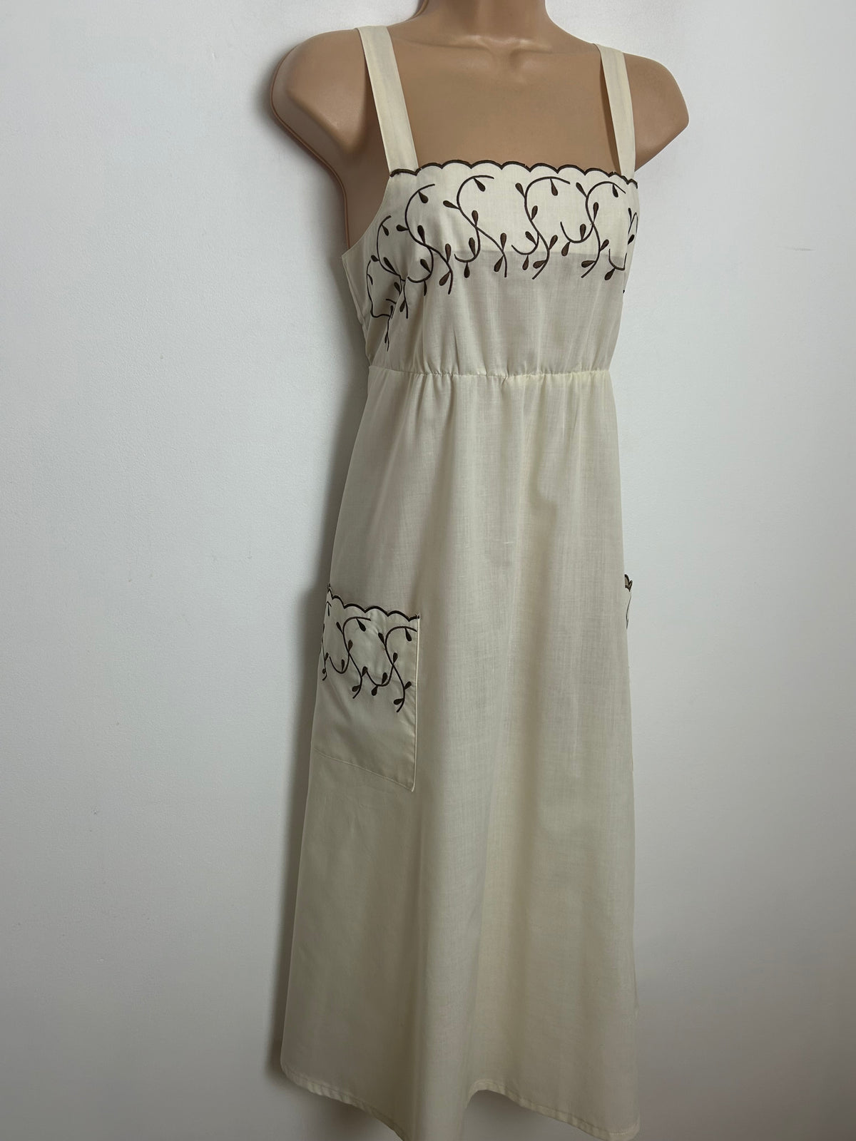 Vintage 1970s Size 8 Cream & Brown Embroidered Pocket Detail Cotton Summer Day Dress
