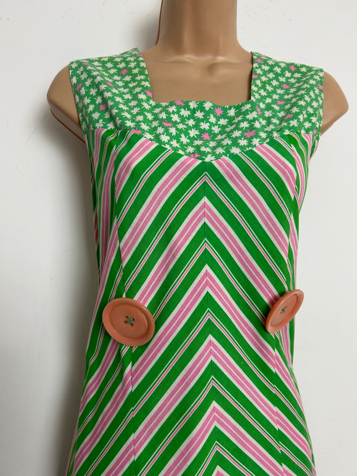 Vintage 1970s Size 10-12 Green & Pink Chevron Stripe & Leaf Print Cotton Button Detail Shift Dress