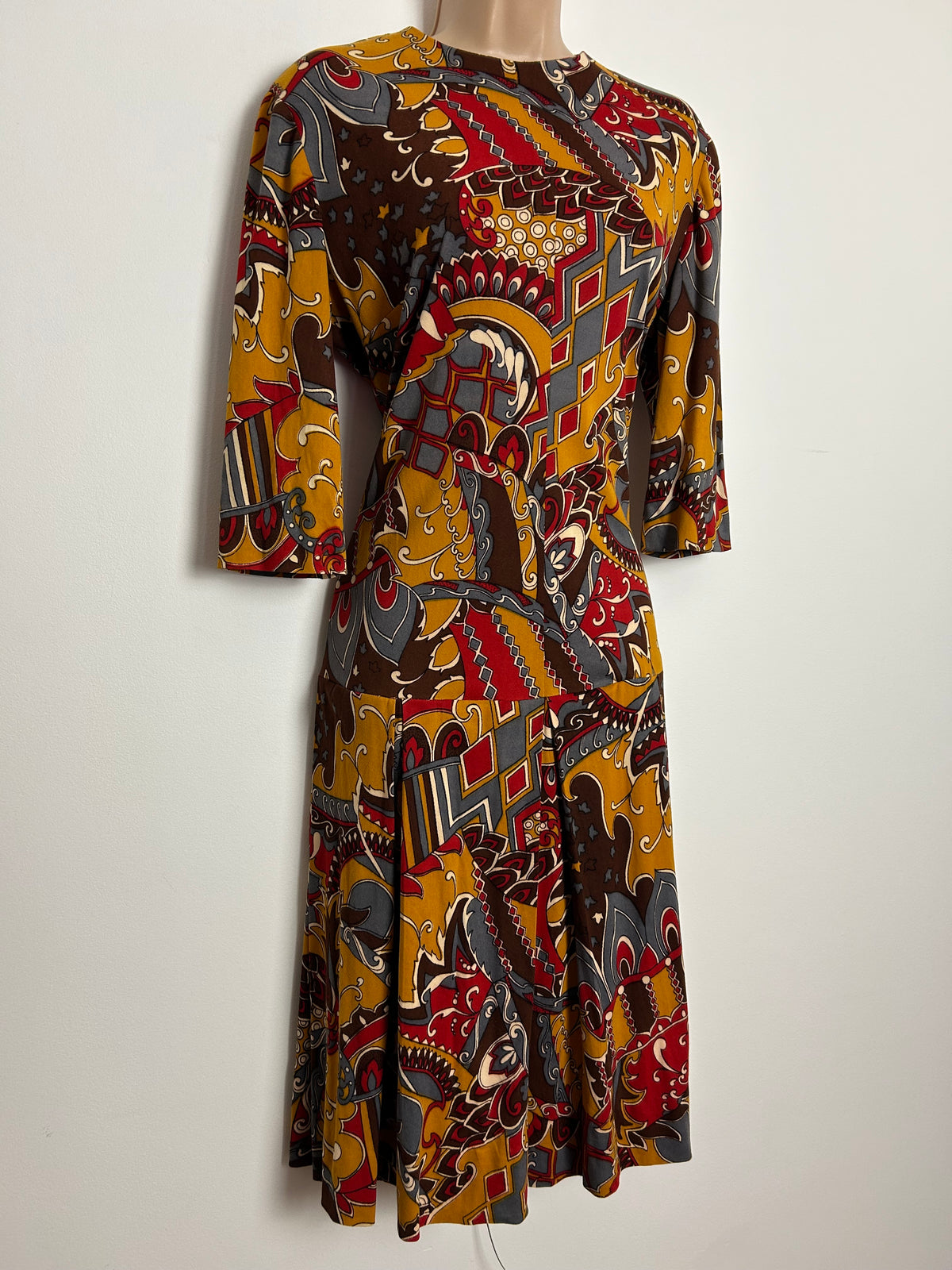 Vintage 1970s Size 10-12 Brown Mustard Grey & Red Abstract Psychedelic Print Pleated Mod Shift Dress