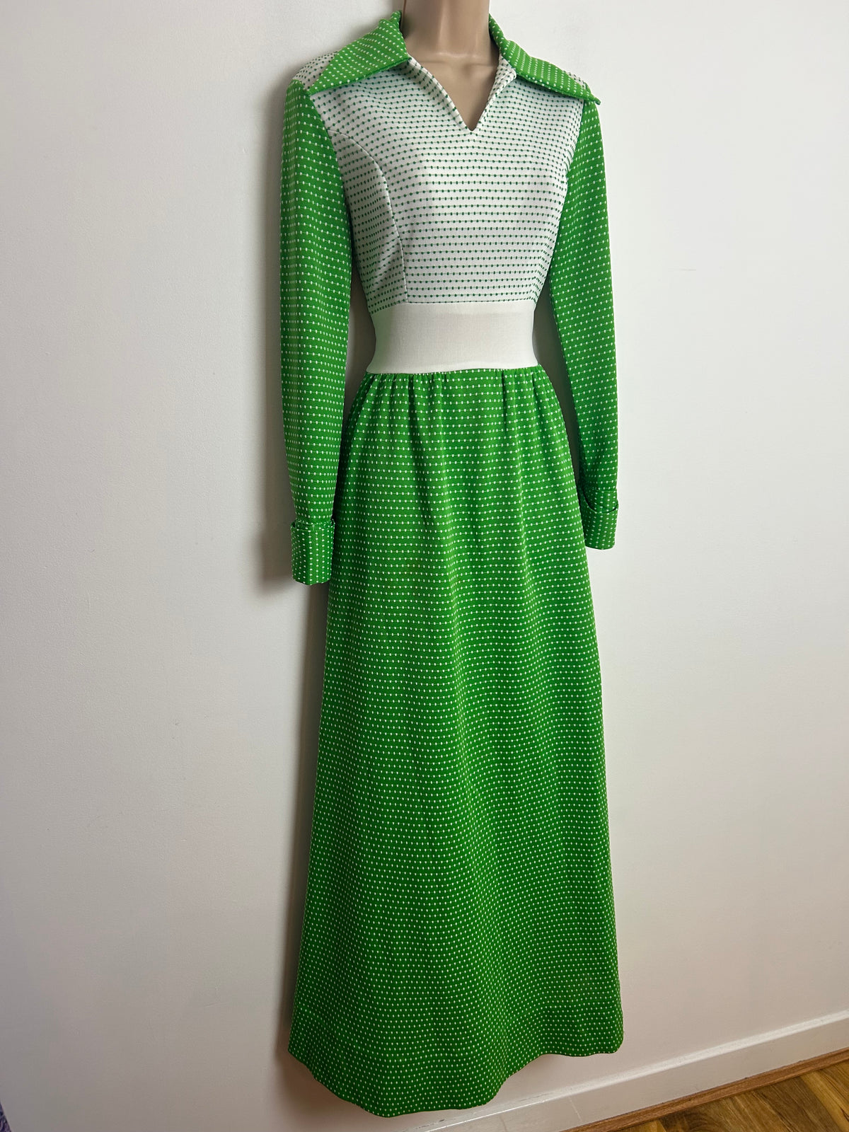 Vintage 1970s Size 8 Green & White Spot Textured Crimplene Dagger Collar Long Sleeve Maxi Dress