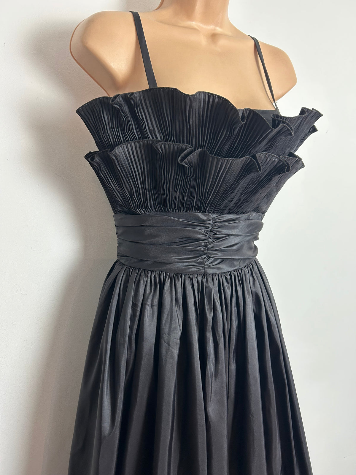 Vintage Early 1980s THE HOUSE OF NICHOLAS Size 8 Black Plisse Pleated Ballgown