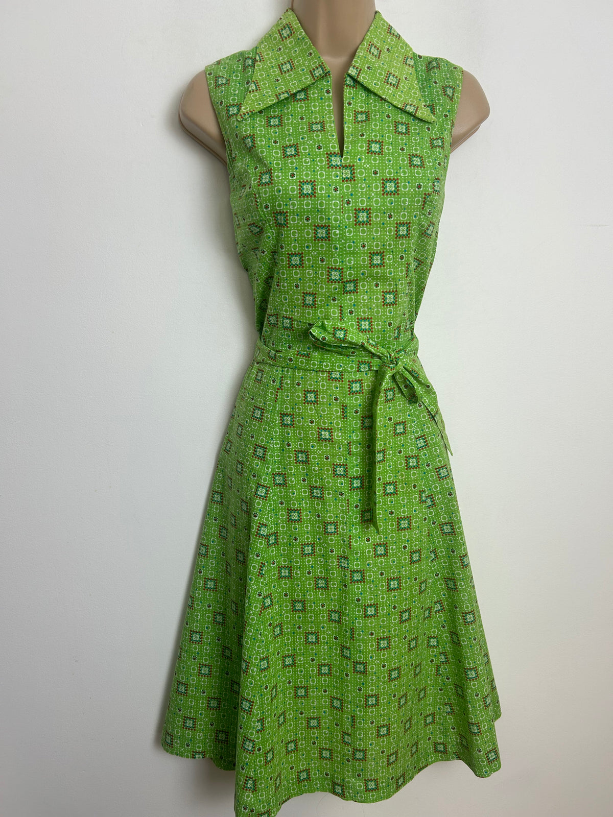 Vintage 1970s Size 8 Cute Green Geo Print Dagger Collar Sleeveless Belted Fit & Flare Mod Day Dess