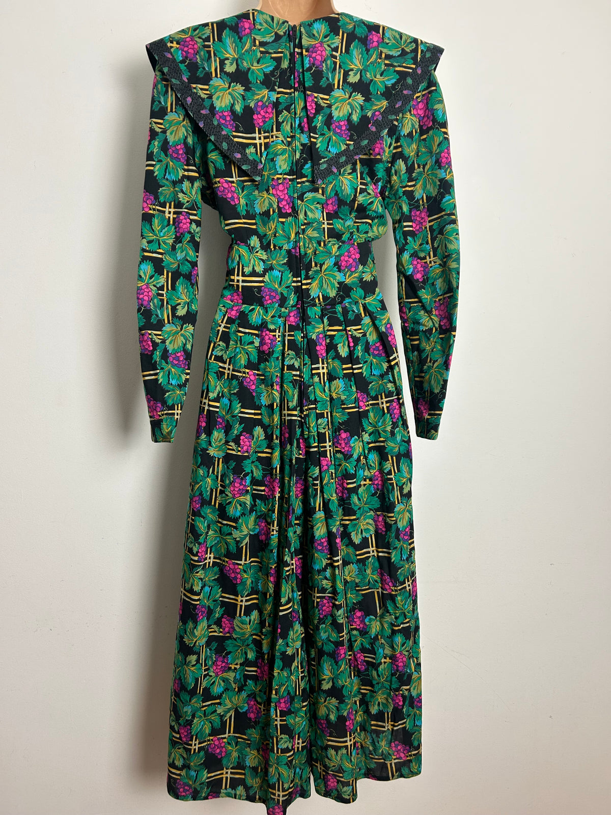Vintage Late 1980s SUTTLES & SEAWINDS Size Small (8-10) Green Black & Pink Trellis & Grapevine Print Culotte Style Jumpsuit