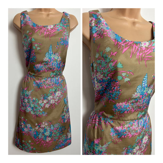 Vintage Early 1970s Size 8 Pretty Beige Blue Pink & Mint Floral 100% Silk Fitted Dress