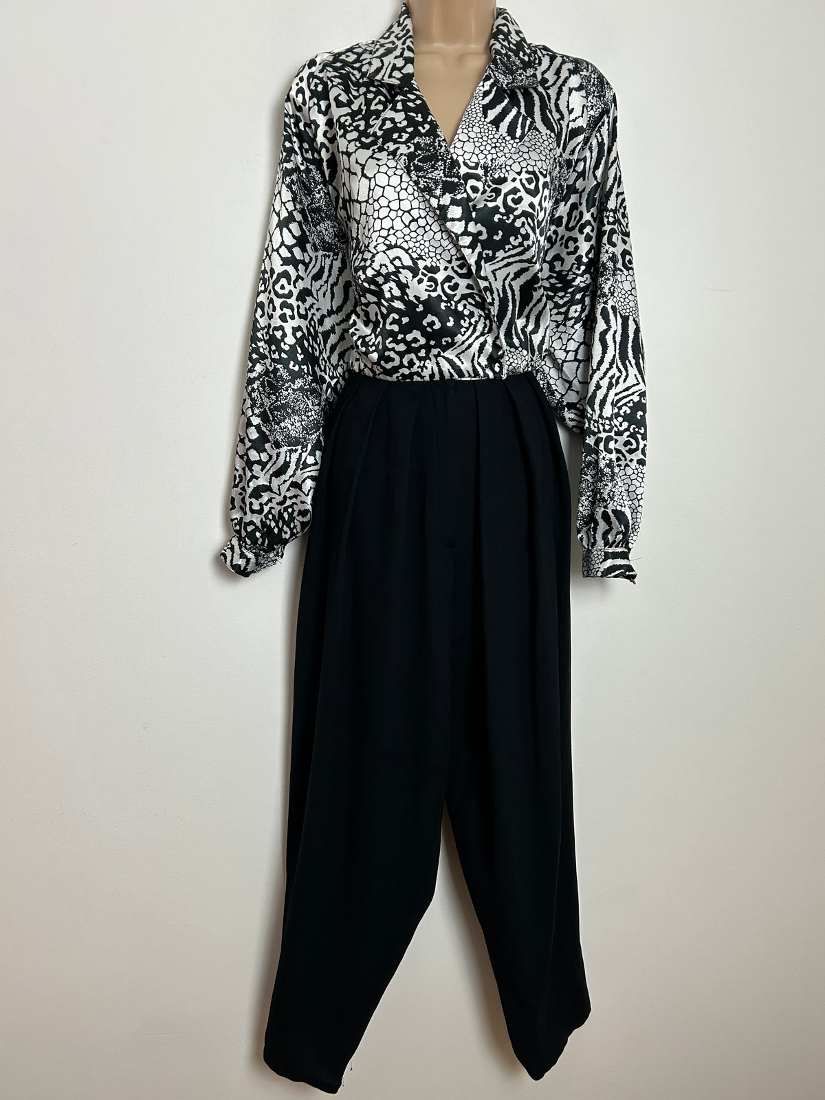 Vintage 1980s Size 12 Black & Silver Animal/Leopard Print Long Sleeve Pleated Evening Jumpsuit