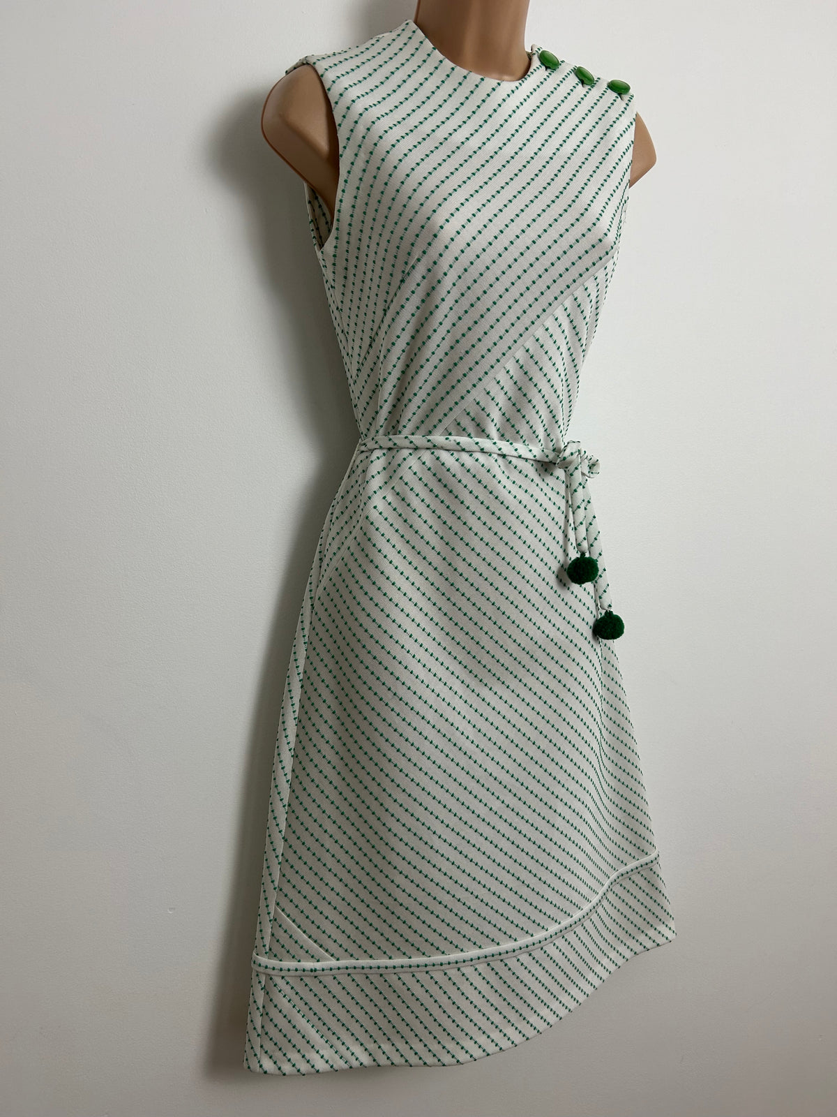 Vintage 1970s Size 8 White & Green Crimplene Sleeveless Belted Mod Day Dress