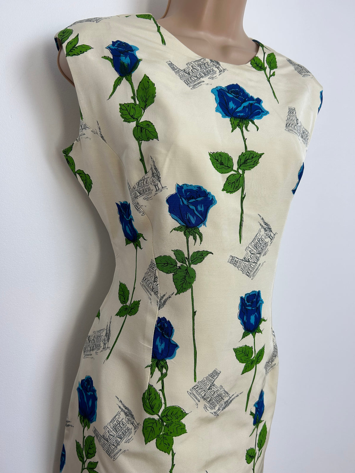 Vintage Early 1960s Size 14 Cream Blue & Grey Rose & Colosseum Novelty Print Wiggle Dress