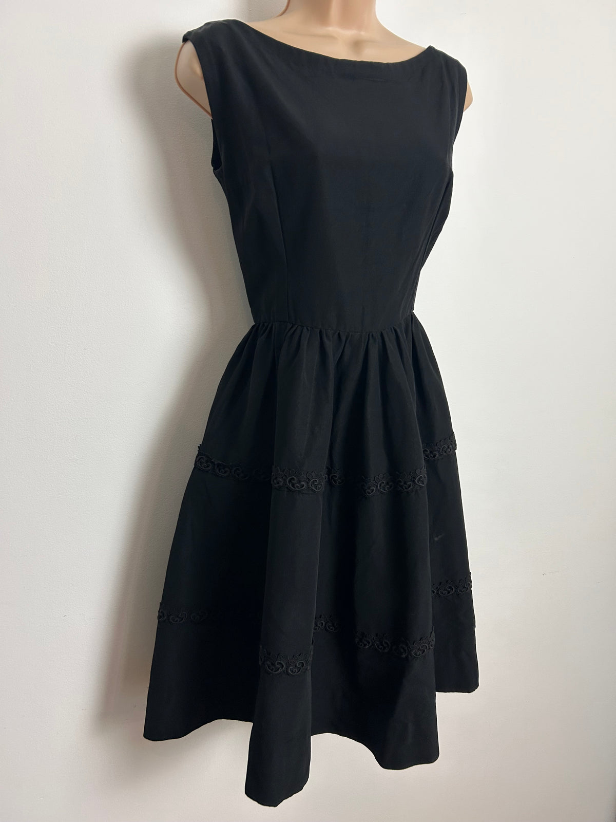 Vintage Late 1950s Size 8 Black Sleeveless Guipure lace Trim Fit & Flare Dress