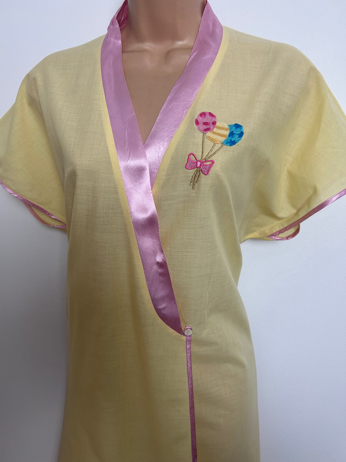 Vintage 1980s Size 10-12 Lemon & Pink Satin Trim Embroidered Balloon Motif Detail Wrap Style Dressing Gown